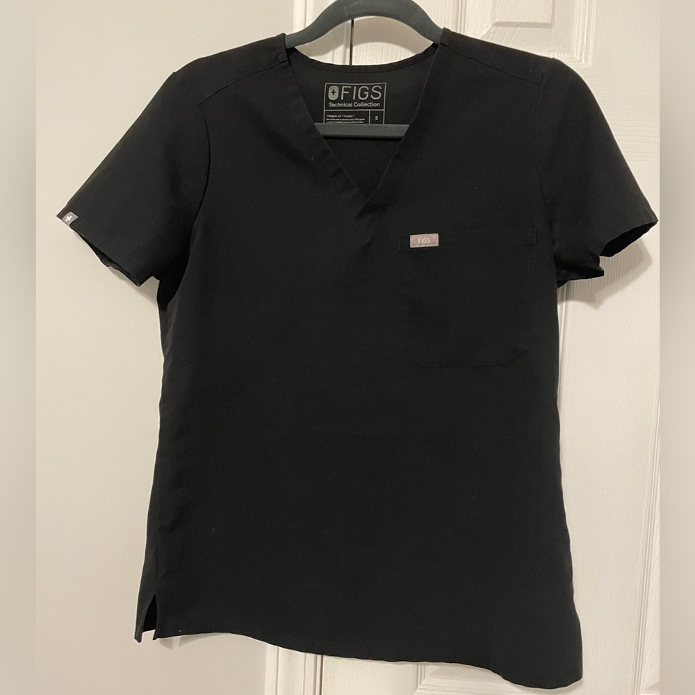 FIGS Catarina One Pocket Scrub Top in Black